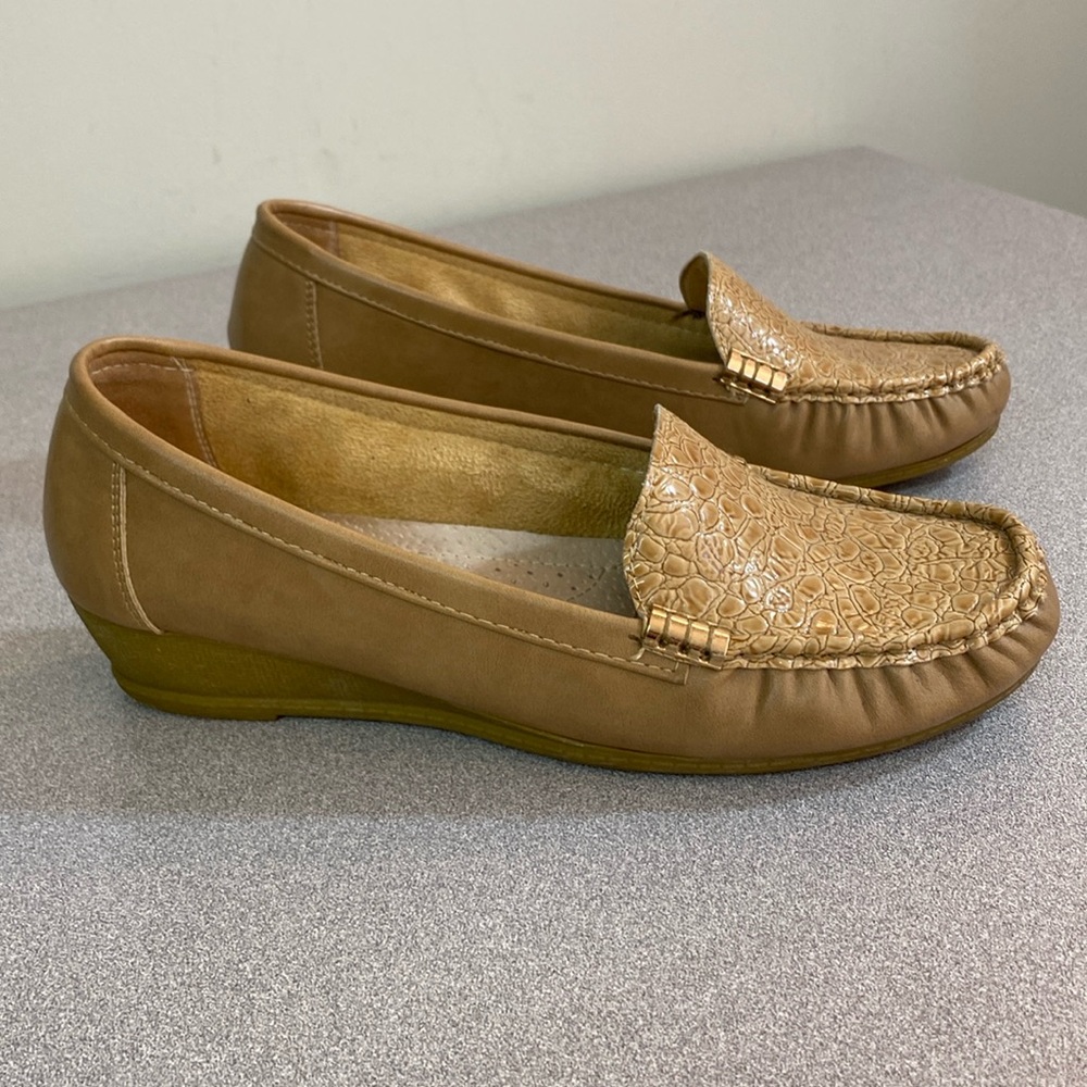 Kucci - women’s wedge loafer. Size 7.5
